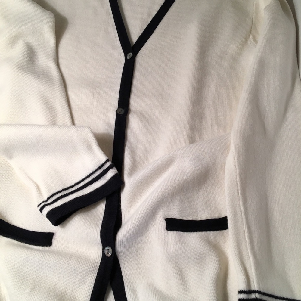 🌟 Liz Claiborne Classics Sweater white w/ black trim - buttoned